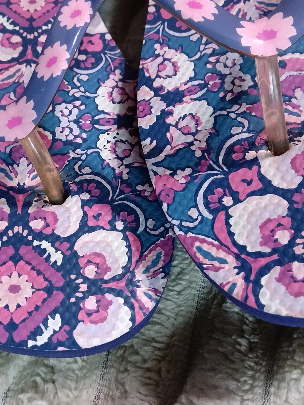Vera Bradley Magenta Medallion Flip Flops - Sz. 9-9.5